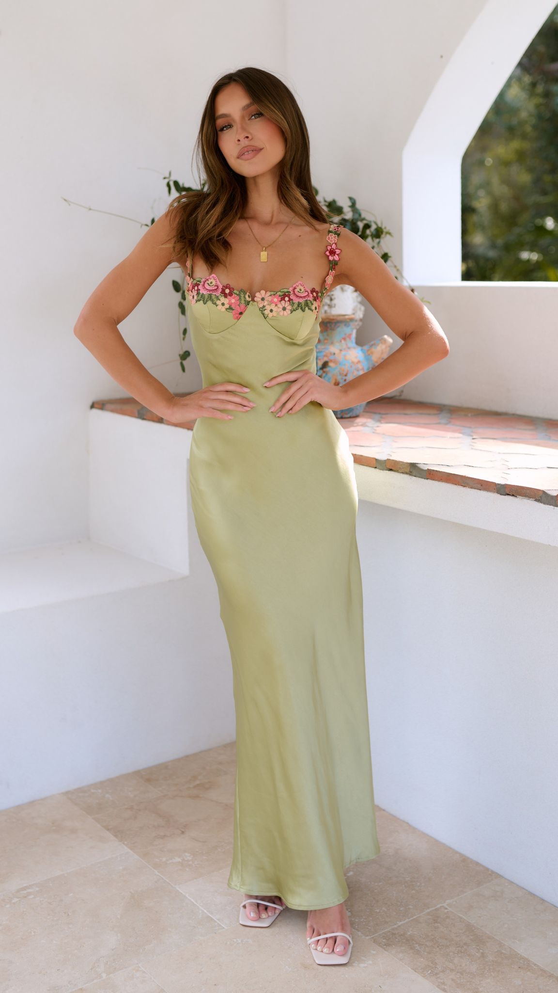 Rosea Maxi Kjole med Blomsterdetalje