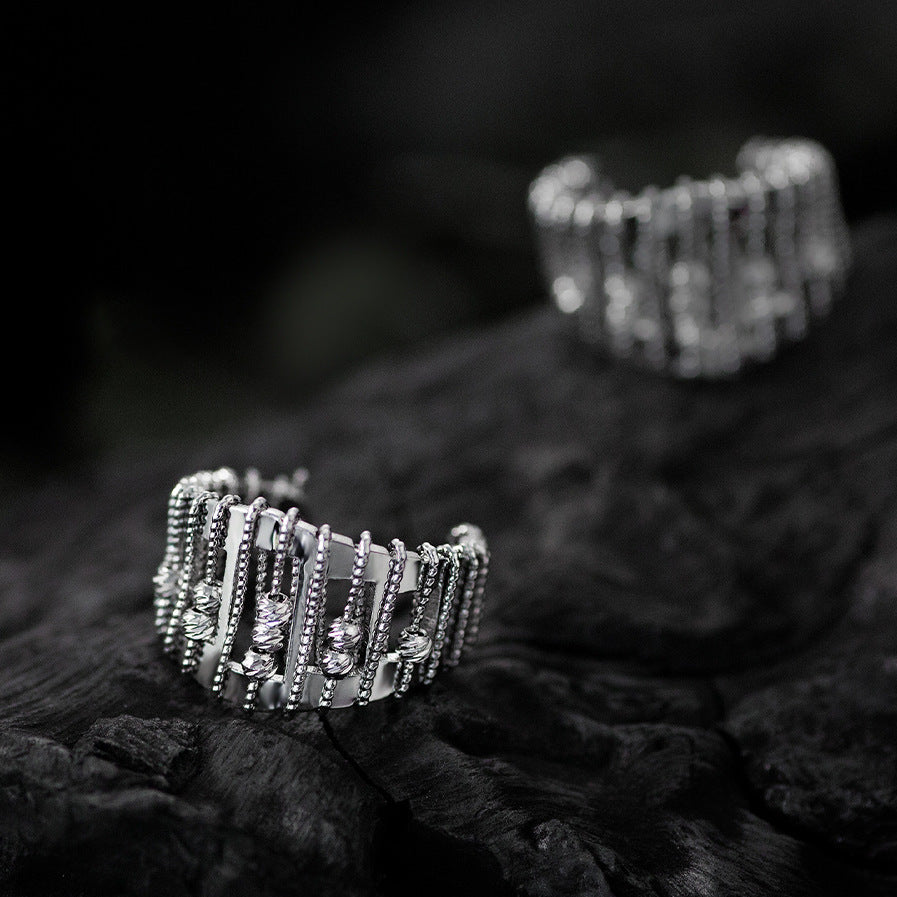 Gennembrudt, perlebesat, justerbar ring