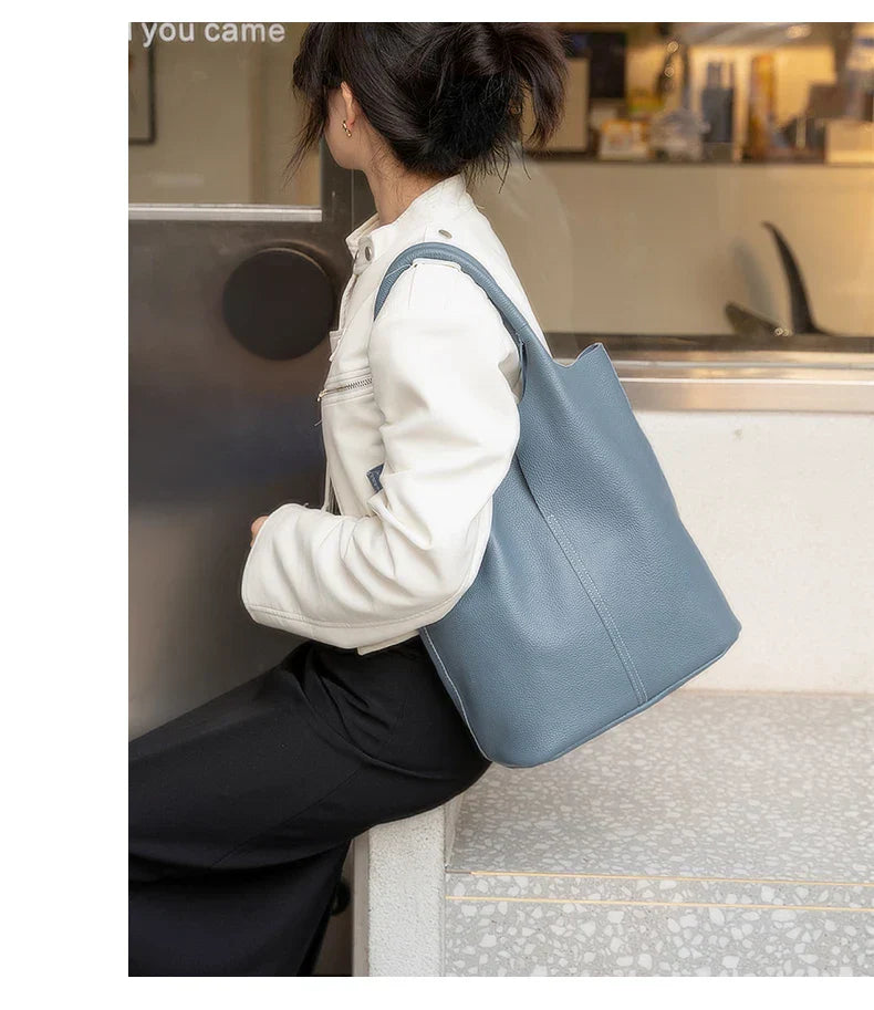 saga™ – lyseblå bucket taske i luksuslæderlook