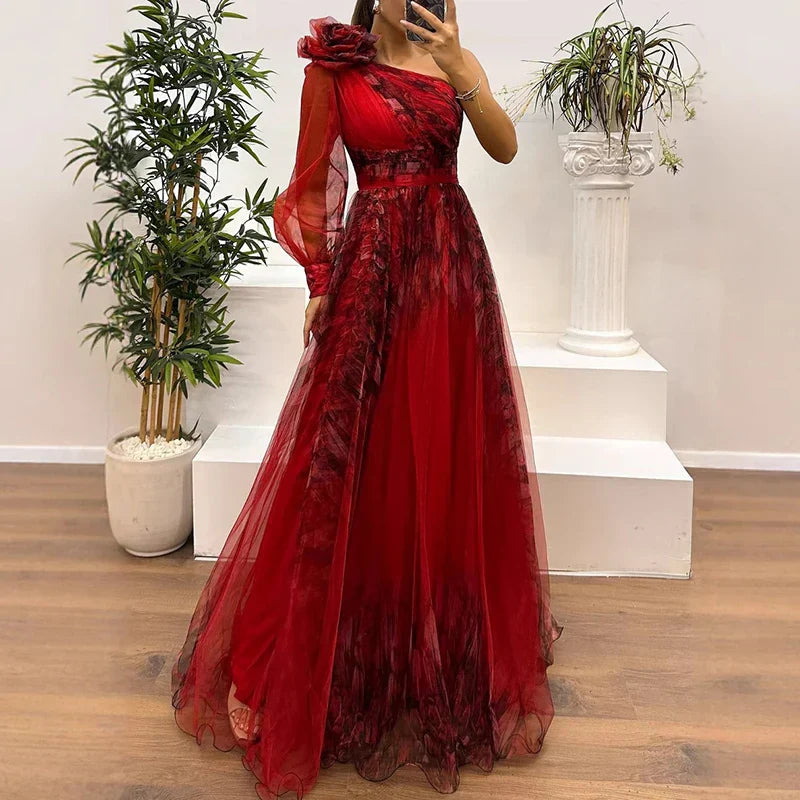 Rosea Trendy maxikjole med net på det ene skulder med print