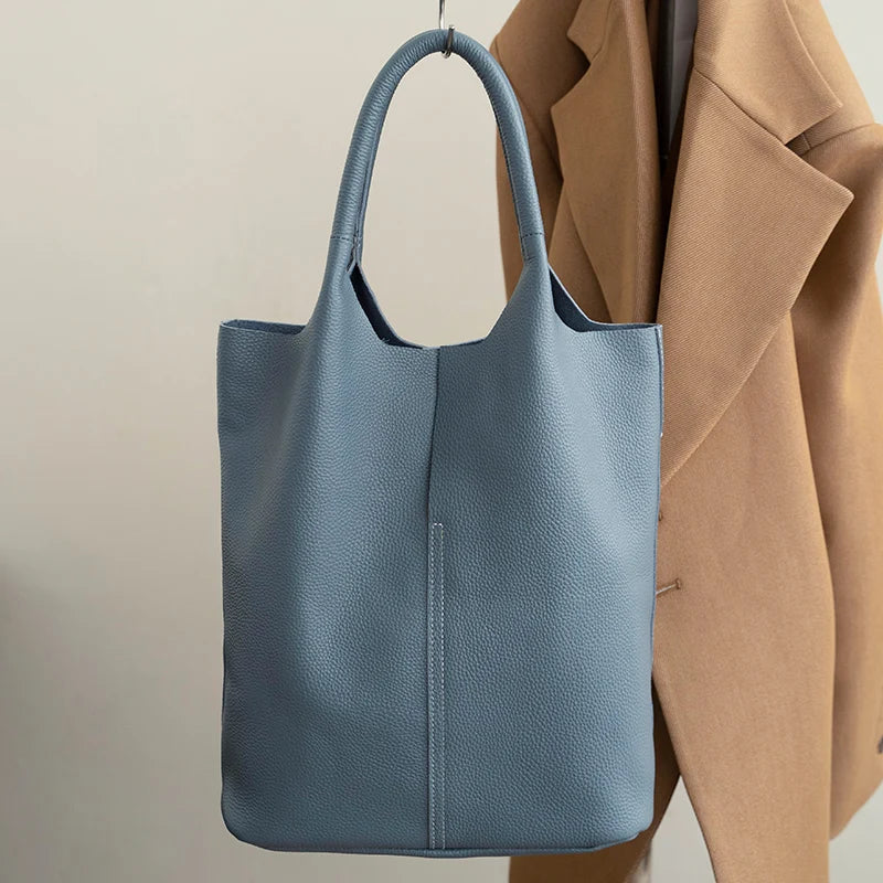 saga™ – lyseblå bucket taske i luksuslæderlook