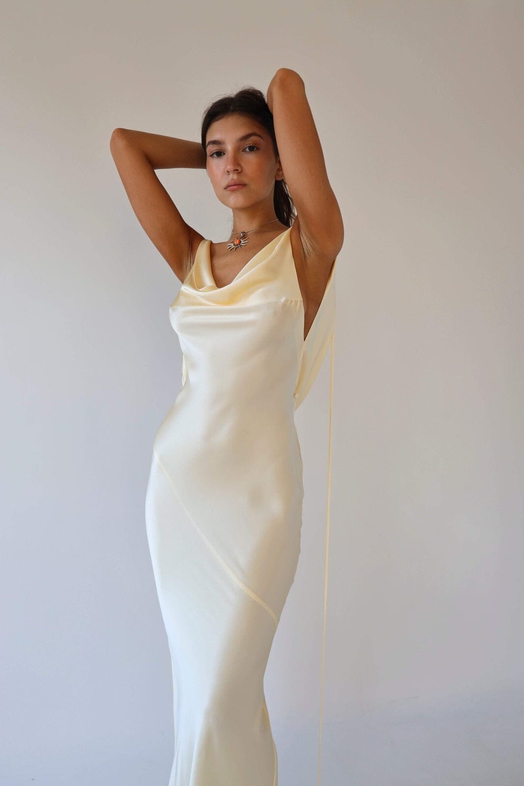 Rosea Elegant Maxikjole i Silke med Åben Ryg