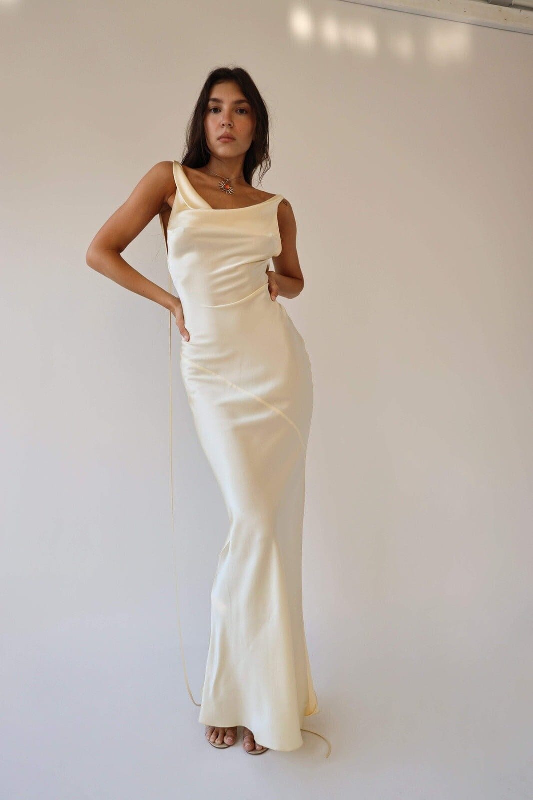 Rosea Elegant Maxikjole i Silke med Åben Ryg