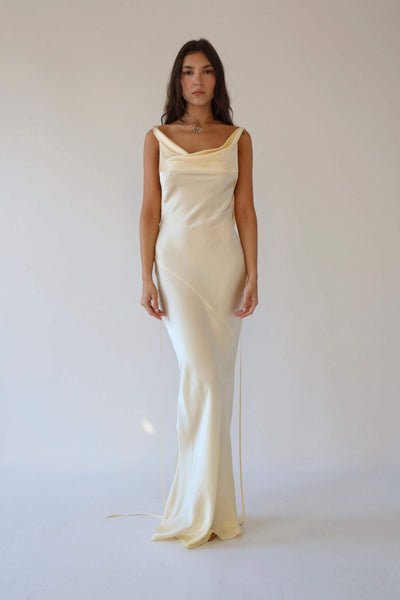 Rosea Elegante Maxi Kjole i Silke med Åben Ryg