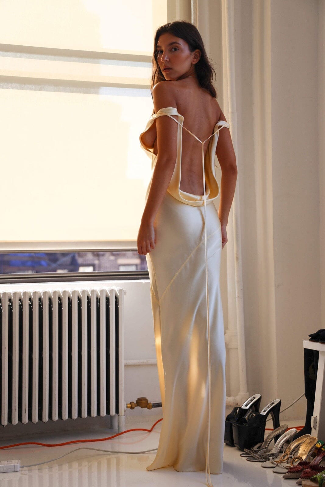 Rosea Elegante Maxi Kjole i Silke med Åben Ryg
