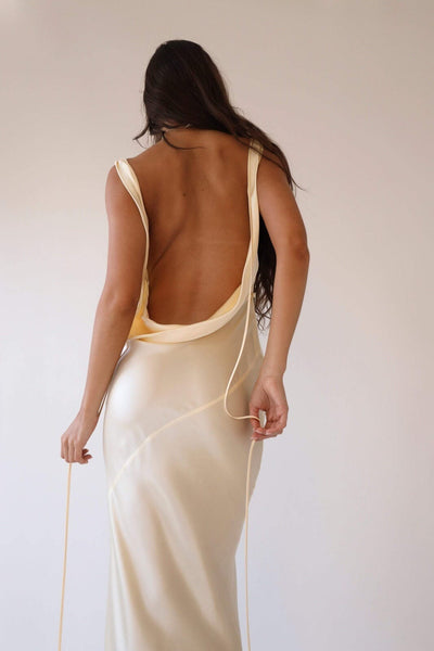 Rosea Elegante Maxi Kjole i Silke med Åben Ryg