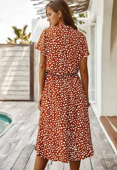 Rosea kjole med V-hals og flæser