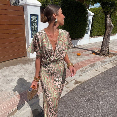 Elegant kjole Rosea i silke med V-hals