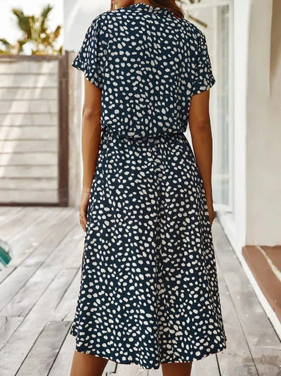 Rosea kjole med V-hals og flæser