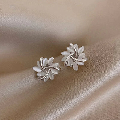 Elegante og eksklusive cirkeløreringe i opal petal i guld